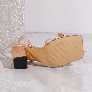 Sandales d'été pour femmes, nouveau style, à talon épais, bout carré ouvert, avec strass et décorations papillon, à lanières croisées au dos - Product Image 4