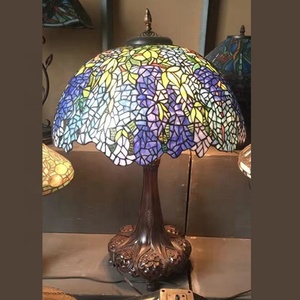 Lampe de table en verre Tiffany personnalisable, style européen, base en laiton, motif glycine, pour l'éclairage et la décoration de la maison - Product Image 4
