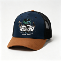 Cappello trucker a 5 pannelli con retro in rete, bicolore blu navy e marrone, con ricamo di orso e cervo, corona strutturata, logo personalizzato.