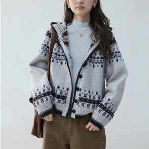 Op maat gemaakte OEM Fair Isle geometrisch gebreide dames <span class=keywords><strong>cardigan</strong></span> met capuchon, vintage knoopsluiting, wintertrui, groothandel fabrieks prijs, lage minimale bestelhoeveelheid - Product Image 3