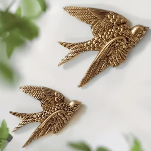 Décoration murale oiseau volant en résine 2 pièces, ornements d'hirondelle suspendus de style antique vintage pour mur de galerie, salon, chambre à coucher - Product Image 1