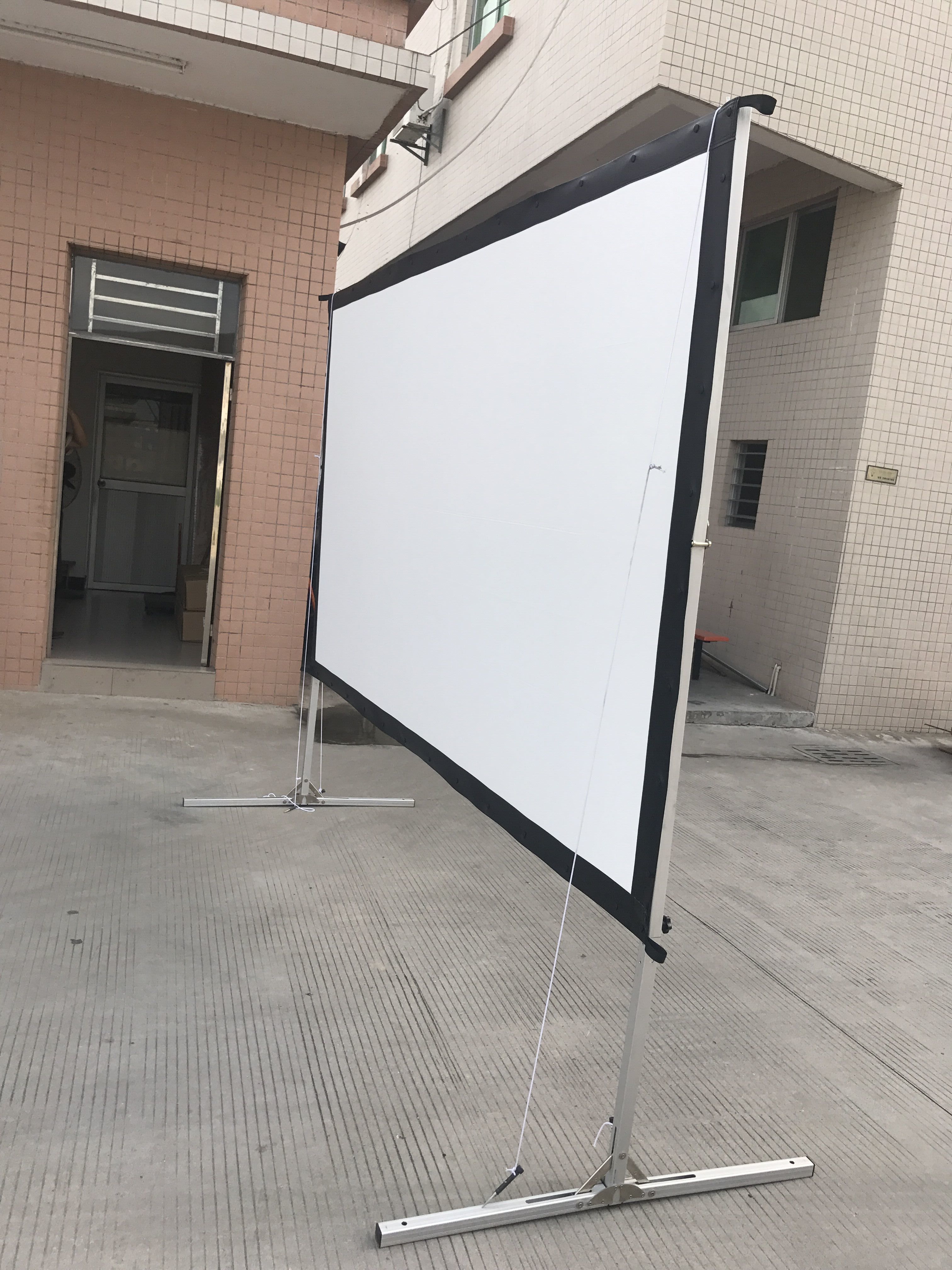 プロジェクタースクリーン 60/72インチ 携帯型 壁掛け 屋内屋外兼用 投影用 会議 教室 映画スクリーン折りたたみスクリーン16 プロジェクター  スクリーン ポータブルスクリー 60 72 84 100 120 150 インチプロジェクタースクリーン 16:9 ポータブル折りたたみ ムービー  ... ダクロン生地投影スクリーンは柔らかく折りたたみ可能 60 72 84 100 120 150 インチ 16:9 屋外投影スクリーン(