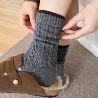 Vente en gros de chaussettes d'hiver épaisses, chaussettes mi-mollet torsadées pour femmes, chaussettes bicolores, chaussettes en laine à pois