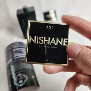 Etiqueta Metálica de Perfume de Lujo ODM OEM, Etiqueta de Aluminio con Logotipo en Relieve Dorado, Acabado Brillante, Personalizable, Impresión Offset para Velas - Product Image 2