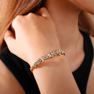 Bracelet ouvert géométrique en zircon plaqué or pour femme, bijoux de fête en alliage de zinc avec sertissage en canal, design irrégulier - Product Image 4