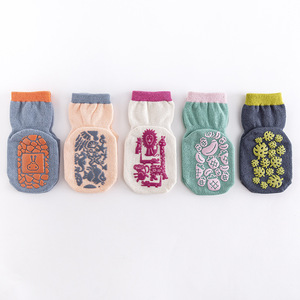 Chaussettes antidérapantes pour bébés Chaussettes de sol pour bébés filles à imprimé animal dessin animé 5 paires - Product Image 1