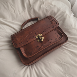 Sac à main unique. Brun foncé avec de beaux motifs floraux découpés au laser/perforés. Disponible aux prix de gros - Product Image 1