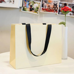 Sacs en papier pour emballages cadeaux avec design personnalisé, vente en gros, logo personnalisé, papier fantaisie de luxe, OEM - Product Image 3