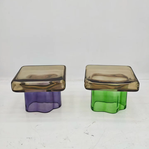 Moderne minimalistische kubusvormige resin salontafel voor een onafhankelijke designerconceptwinkel & speciaalzaak voor pour-over koffie - Product Image 6