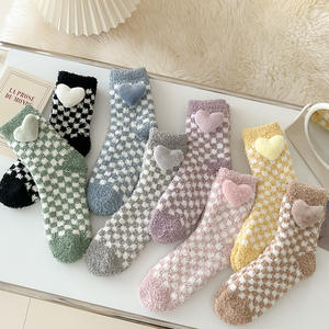 Jingwen OEM Low Moq alta calidad invierno nuevos calcetines de lana Coral Checkerboard Love Sleep calcetines gruesos cálidos calcetines de mujer - Product Image 2