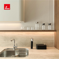 Armoire de cuisine Alland minimaliste moderne en chêne et noyer avec portes à panneaux laqués mats et accessoires pour salle à manger ouverte