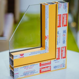 Service de découpe de profilés en aluminium doré de la série Shalumi 6000 pour systèmes de portes et fenêtres modernes Song Hong Aluminium Vietnam - Product Image 1