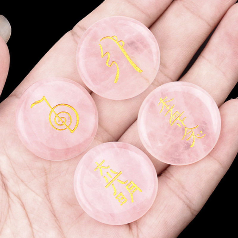 Un ensemble de quatre pièces en quartz rose