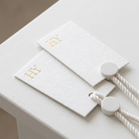 Étiquettes suspendues pour vêtements en feuille métallique, logo personnalisé en relief pour marque de vêtements et design de mode de haute qualité, étiquette professionnelle