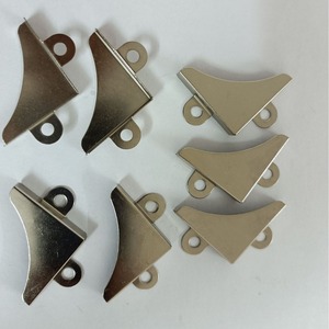 ตัวป้องกันมุมเหล็กทรงสามเหลี่ยมสำหรับกล่องไม้ อุปกรณ์ป้องกันการชนกัน - Product Image 1