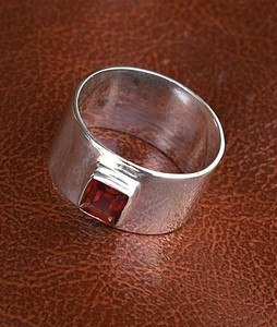 Vente en gros de bague de mariage pour femme en argent sterling 925 6 mm taille carrée grenat et diamant naturel pavé Design pour les fêtes - Product Image 3