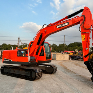 Pelle sur pneus Doosan d'occasion de haute qualité DX140 14 tonnes pelle moyenne à pneus en caoutchouc - Product Image 1