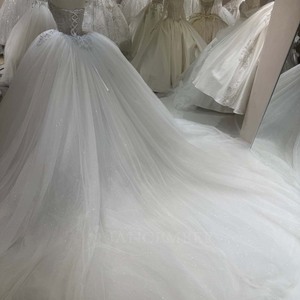 Robe de mariée moderne et élégante Dw0219, col bateau classique, corset en dentelle richement perlé, tulle scintillant, longueur ras du sol - Product Image 5