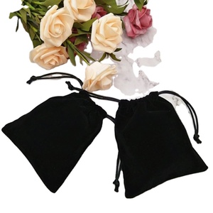 Sacs à cordon en suède avec logo personnalisé imprimé, pochette cadeau noire pour bijoux, parfums, bracelets et emballages de bijoux - Product Image 1
