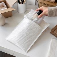 Maßgefertigte Luftpolsterumschläge Gepolsterte Poly-Versandtaschen Feuchtigkeitsbeständige Selbstklebende Versandumschläge für Kleidung Geschenke Kleinteile