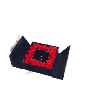 Rose éternelle, collier, boucles d'oreilles, bracelet, boîte cadeau en carton verni pour la Saint-Valentin et les anniversaires - Product Image 1