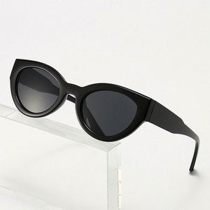 Gafas de Sol Ovaladas Negras Vintage de Moda Personalizadas al por Mayor, Gafas de Sol de Ojo de Gato con Marco Pequeño para Hombres y Mujeres - Product Image 4