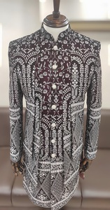 Ensemble indowestern pour homme pour mariage, fabriqué en tissu de velours riche, comprenant un kurta brodé et une veste de style ouvert pour les fêtes - Product Image 6