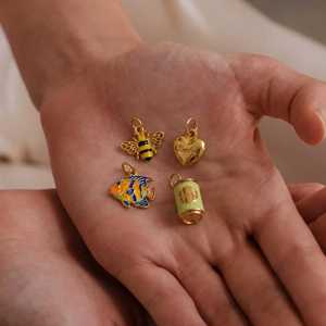YIMEILI y Dije DIY de Acero Inoxidable con Baño PVD de Oro de 18K y Esmalte, con diseños de Corazón de la suerte, Lirio de los valles, Pez, Café, Pastel, Abeja y Matcha - Product Image 4