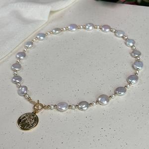 Collier pour femme en perles d'eau douce baroques avec bouton, lumière naturelle intense, pendentif en cuivre plaqué or 14 carats, collier tendance - Product Image 1