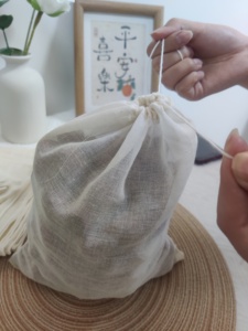 Sac à cordon en coton biologique réutilisable de haute qualité 15*20cm, emballé individuellement dans un carton - Product Image 4
