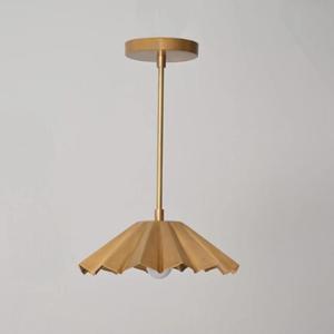 Luminaire suspendu en laiton plissé fait main, style mid-century moderne, sculptural, LED à intensité variable, finition polie, pour la maison et le bureau - Product Image 1