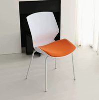 Chaise d'entraînement monobloc moulée en plastique empilable avec dossier rembourré pour bureau, école, conférence, réunion, événement