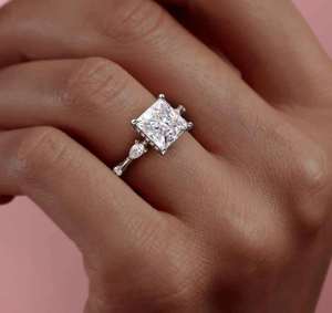 Elegante Anillo de Moissanita con Corte Princesa, Plata 925, Alta Claridad, Diseño Brillante para Regalo de Compromiso, Propuesta de Matrimonio y Uso Diario - Product Image 1