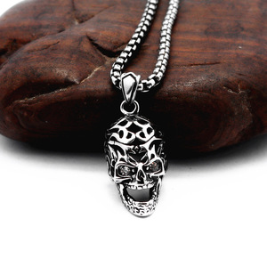 Collar con colgante de calavera yunnique, diseño de diablo hueco de acero de titanio, incrustaciones de diamantes blancos y negros, joyería de moda - Product Image 1
