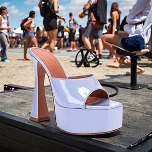 Chaussures en gelée personnalisées Sandales d'été <span class=keywords><strong>à</strong></span> bout ouvert plates-formes compensées Sandales <span class=keywords><strong>à</strong></span> talons hauts épais Sandales <span class=keywords><strong>à</strong></span> talons en gelée pour femmes - Product Image 3