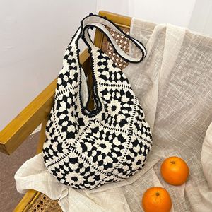 <span class=keywords><strong>Borsa</strong></span> Boho Artigianale Intrecciata all'Uncinetto Nera e Crema con Motivo Floreale per Shopping Estivo e Viaggi <span class=keywords><strong>Borsa</strong></span> a <span class=keywords><strong>Tracolla</strong></span> all'Uncinetto per Donne - Product Image 2