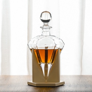 Carafe à <span class=keywords><strong>whisky</strong></span> en verre NOVARE de style américain en forme de diamant unique de 25 oz avec support en bois - Product Image 1