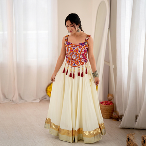 Ensemble Lehenga Choli pour femmes, jupe évasée blanche, haut court, style Indo-Occidental, avec véritable travail de miroirs Kutchi, tenue de Garba, expédition rapide, séchage rapide - Product Image 1