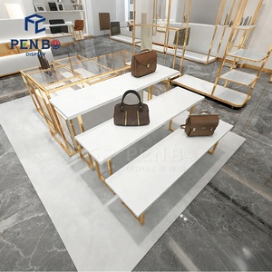 Exhibidores de Ropa de Alta Gama Personalizados para Tiendas de Zapatos, Bolsos y Ropa, Diseño Interior Dorado, Estantes para Exhibición de Vestidos de Mujer - Product Image 4