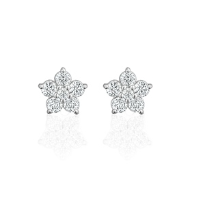 Boucles d'oreilles fines et délicates à motif floral, base en argent avec placage or 18 carats, serties de zircone cubique bleu clair en forme de pétale, avec silicone. - Product Image 4