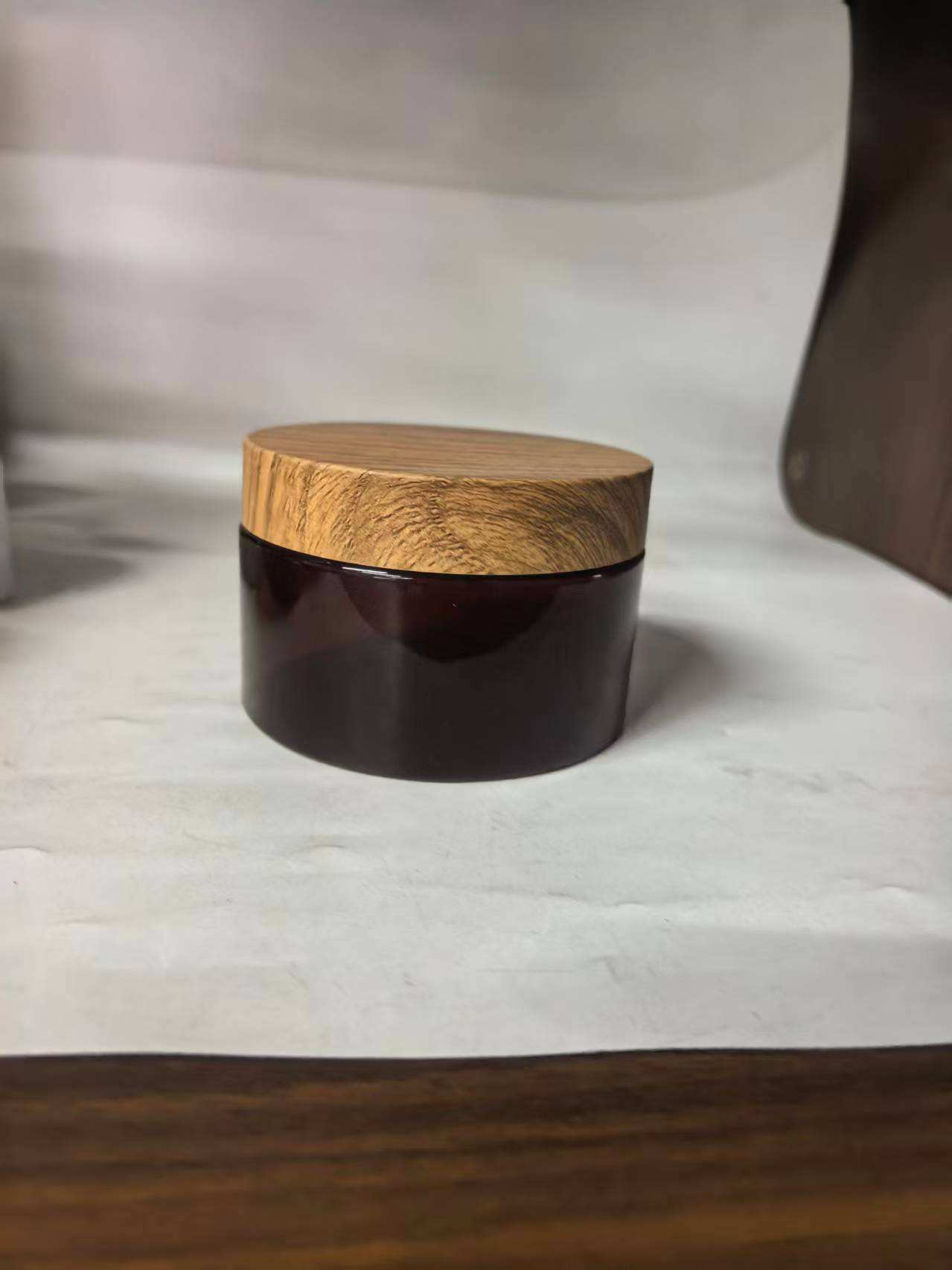 ขวดพลาสติกสีเหลืองอำพันพร้อมฝาไม้พลาสติกลายไม้