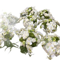 Arrangements floraux de mariage haut de gamme : Roses, lys Calla et hortensias réalistes pour centres de table décoratifs et marqueurs d'allée