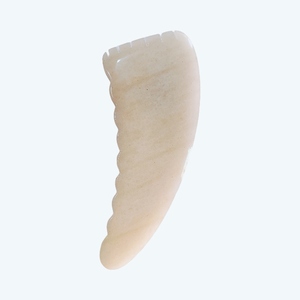 Outil de beauté pour le visage en aventurine verte en forme de griffe et de dent avec logo personnalisé - Product Image 3