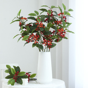 Baies rouges artificielles de houx, fleurs décoratives d'intérieur pour Noël, feuilles hautement réalistes, fleurs en plastique et soie - Product Image 1