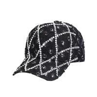 Chapeau en jean bleu déchiré avec motif en cristal scintillant fait à la main de luxe