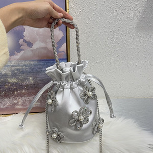 Borsa a secchiello in <span class=keywords><strong>raso</strong></span> fatta a mano con lettera di strass e diamanti con catene di perline da donna scintillante pochette da sera - Product Image 2