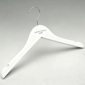 Cintre en <span class=keywords><strong>bois</strong></span> blanc de luxe avec logo personnalisé pour les magasins de mode - Product Image 2