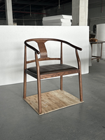 Chaise de salle à manger en bois massif de style moderne du milieu du siècle, finition noyer foncé, fauteuil en bois de frêne avec siège en cuir PU pour hôtel et restaurant
