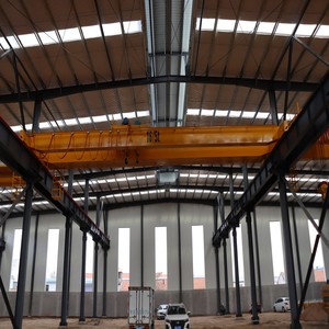 Grúa Puente de Doble Viga de 10 Toneladas en Oferta, Altura de Elevación de 20 m, Polipasto Eléctrico, Nuevo Estado, Control Remoto del Motor, Talleres - Product Image 1