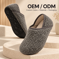 Chaussons d'intérieur neutres en peluche sherpa, ergonomiques, en mousse à mémoire de forme, pour le dropshipping et l'approvisionnement de marques de boutiques